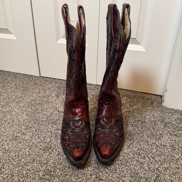 Corral Women’s 6M Red/Black Floral Embroidered Studded Snip Toe Western Boots - Picture 2 of 10